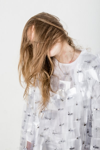 白色和灰色睡衣的女人
